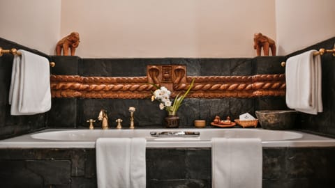 Dwarikas Hotel - Badezimmer einer Junior-Suite