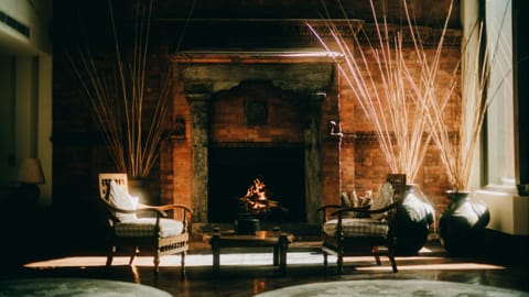 Dwarikas Hotel - offener Kamin in der Lobby