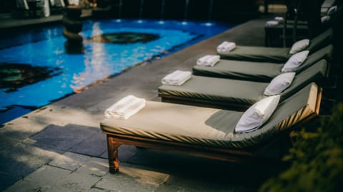 Dwarikas Hotel - Sonnenliegen beim Schwimmbad 