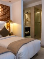 Ein Deluxe-Schalfzimmer mit Blick ins Badezimmer im The Nanee