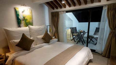Ein Schlafzimmer in der Loft Suite im The Nanee