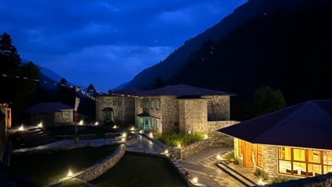 Phakding Lodge - Außenbereich am Abend