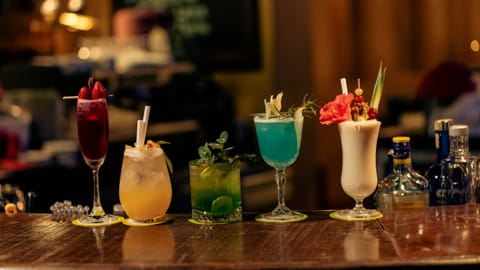 Temple Tree Resort - Cocktail Stunde in der Bar