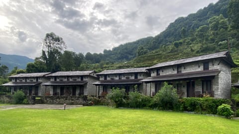 Tomijong-Lodge - Außenansicht mit Grünanlage