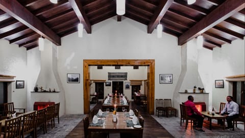 Tomijong-Lodge - Speißesaal mit Kaminen